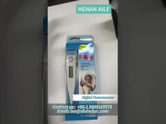 Kiểm tra nhiệt độ của em bé